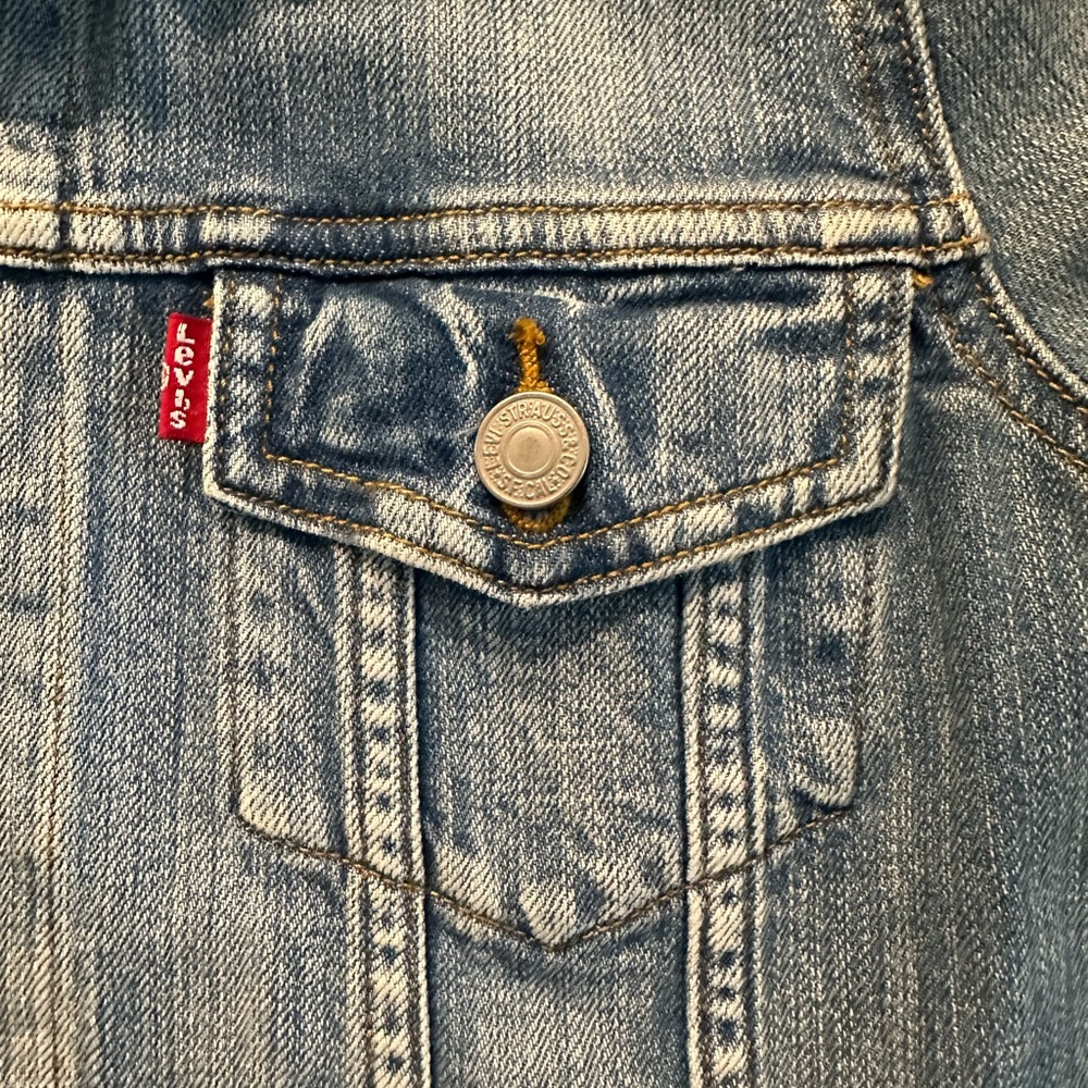 LEVI’S Premium Trucker Jacket, Light Wash - Picture 4 of 5